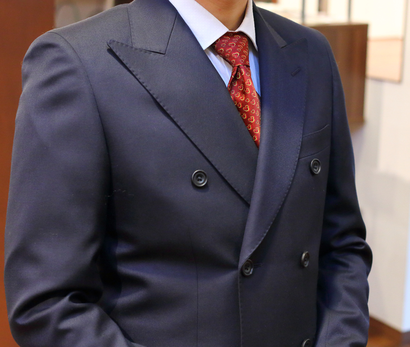 ダブルオーダースーツ 6釦1掛けのダブルスーツです。ワイドピッチのストライプに衿巾