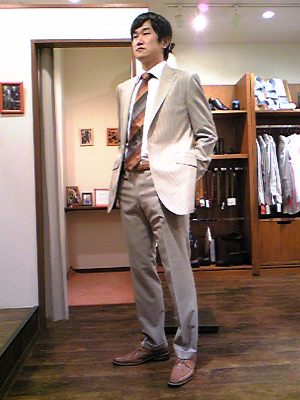 上品なベージュスーツ