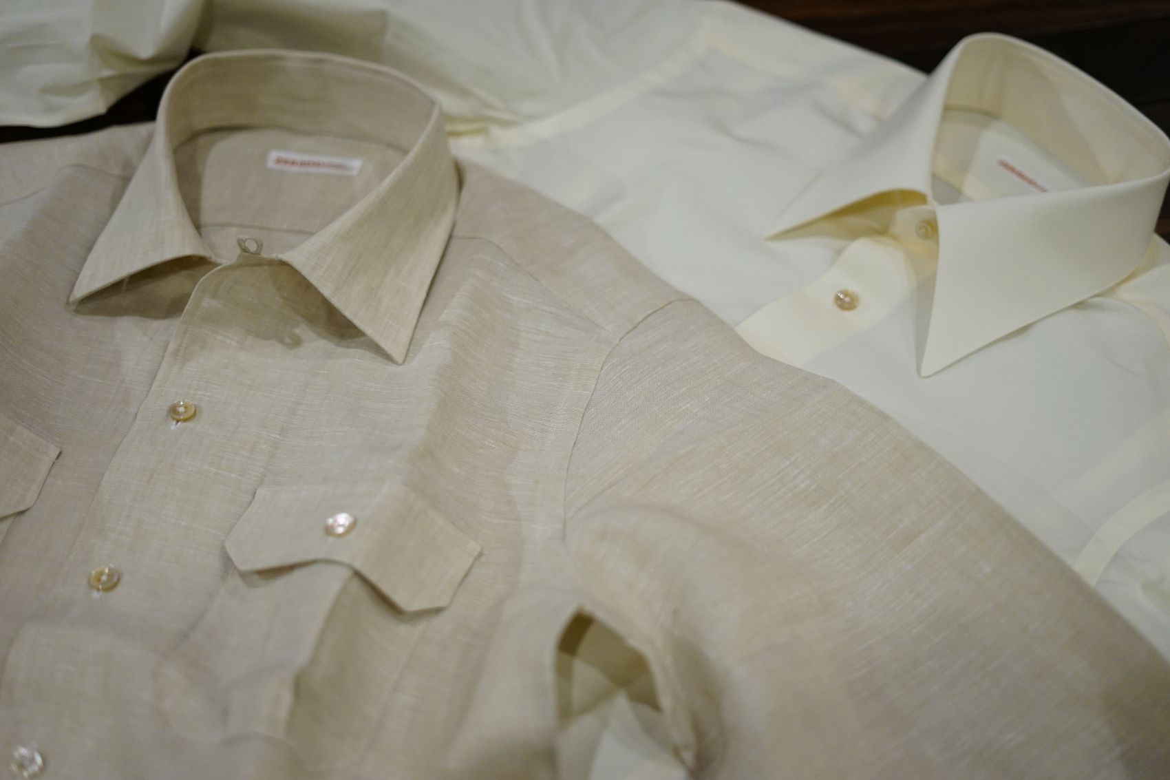 両極端な2枚のシャツ