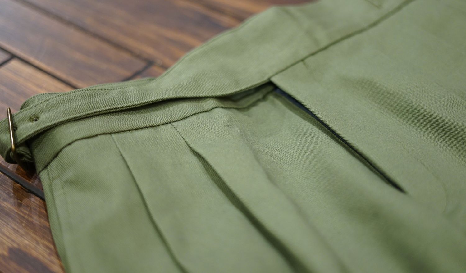 ミリタリー感のあるグルカパンツ