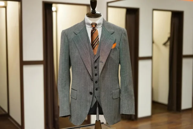 ZERBINO…

【Order Suit】
Vintage Archive
Fabric Number 25-527Z
W100%
※生地は一点のみ在庫ございます。

Custom Line ¥91,300-(in tax)
Luxury Line ¥158,400-(in tax)
※ベストは別途料金が発生致します。

#madetomeasure#zerbino#suits#ordersuit#ordershirt#スーツ#スーツスタイル#オーダースーツ#オーダーシャツ#イージーオーダー#オーダーシューズ#オーダーコート#ゼルビーノ#背広