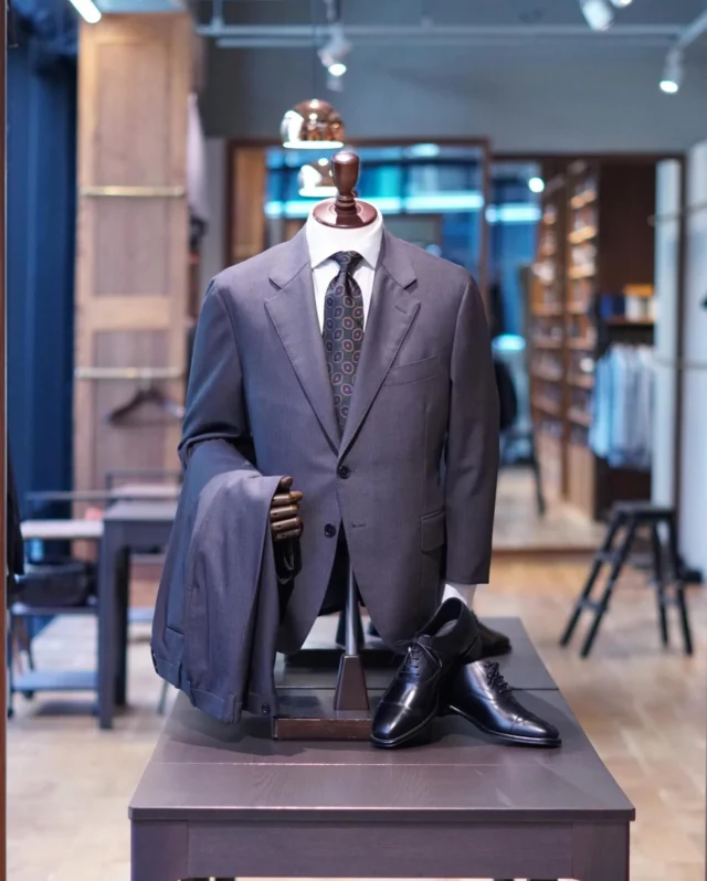 ZERBINO...

【Fabric】

Vintage Archive

45-711Z

W90% M10%

【Order Suit】
Custom Line ¥83,000-(91,300)
Luxury Line ¥144,000-(158,400)

#madetomeasure#zerbino#suits#ordersuit#ordershirt#スーツ#スーツスタイル#オーダースーツ#オーダーシャツ#イージーオーダー#オーダーシューズ#オーダーコート#ゼルビーノ#背広#vintage