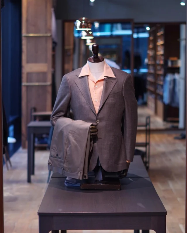 ZERBINO...

【Fabric】

Lanificio di Pray

55-3741

W65% S21% L14%

【Order Jacket】
Custom Line ¥64,000-(70,400)
Luxury Line ¥108,000-(118,800)

#madetomeasure#zerbino#suits#ordersuit#ordershirt#スーツ#スーツスタイル#オーダースーツ#オーダーシャツ#イージーオーダー#オーダーシューズ#オーダーコート#ゼルビーノ#背広#diPray
