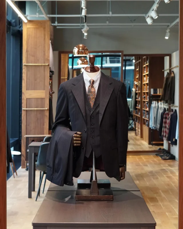 ZERBINO...

【Fabric】

CHESTER BARRIE

CH6221

W75% M25%

【Order Suit】
Custom Line ¥63,000-(69,300)
Luxury Line ¥124,000-(136,400)

#madetomeasure#zerbino#suits#ordersuit#ordershirt#スーツ#スーツスタイル#オーダースーツ#オーダーシャツ#イージーオーダー#オーダーシューズ#オーダーコート#ゼルビーノ#背広#chesterbarrie
