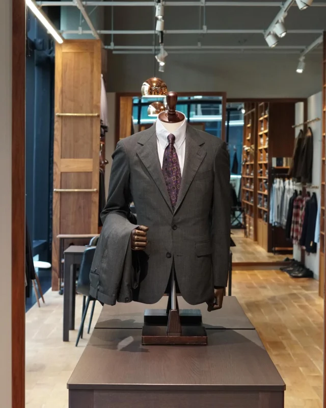 ZERBINO...

【Fabric】

DRAGO

KBT-S126

W100%

【Order Suit】
Custom Line ¥83,000-(90,300)
Luxury Line ¥144,000-(158,400)

#madetomeasure#zerbino#suits#ordersuit#ordershirt#スーツ#スーツスタイル#オーダースーツ#オーダーシャツ#イージーオーダー#オーダーシューズ#オーダーコート#ゼルビーノ#背広#drago