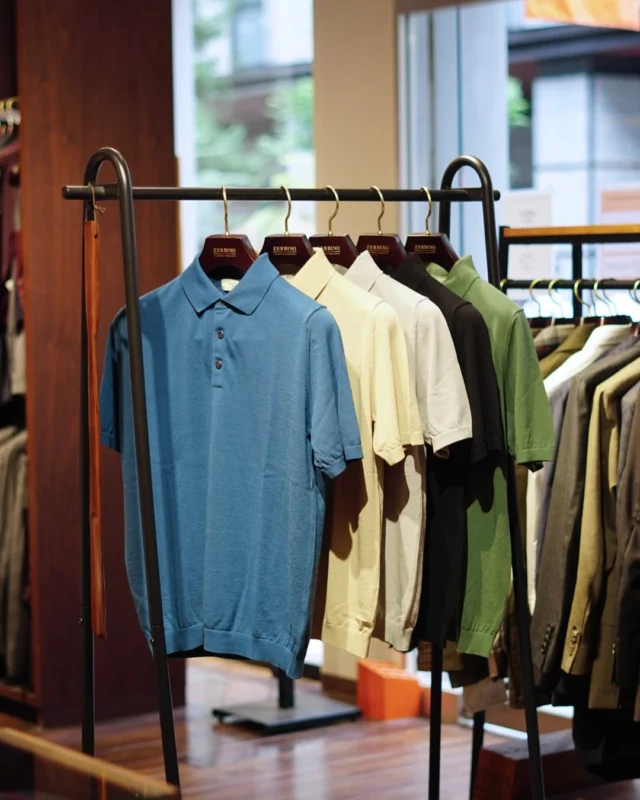 MOON CASTLE -ムーンキャッスル-

ICE COTTON KNIT POLO/ IC2

今季大変ご好評いただいておりますMOON CASTLE よりアイスコットンのニットポロ新色入荷いたしました。
ジャケットとの相性も良いので、程よくカジュアルダウンしたドレススタイルが春夏でのオススメです。
是非店頭でご覧くださいませ。

C100%

¥12,650-(税込)

#madetomeasure#zerbino#suits#ordersuit#ordershirt#スーツ#スーツスタイル#オーダースーツ#オーダーシャツ#イージーオーダー#オーダーシューズ#オーダーコート#ゼルビーノ#背広 #ニットポロ #アイスコットン