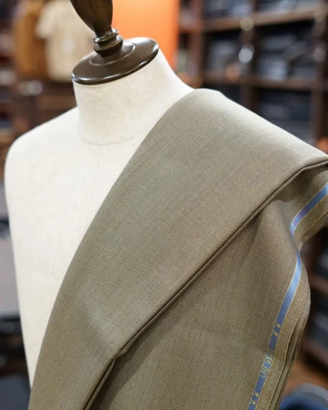 ZERBINO...

【Fabric】
DORCHESTER
W100%

品番：64-2472

【Order Suits】
Custom Line¥¥69,300(inTAX)
Luxury Line¥136,400(inTAX)

#madetomeasure#zerbino#suits#ordersuit#ordershirt#スーツ#スーツスタイル#オーダースーツ#オーダーシャツ#イージーオーダー#オーダーシューズ#オーダーコート#ゼルビーノ#背広