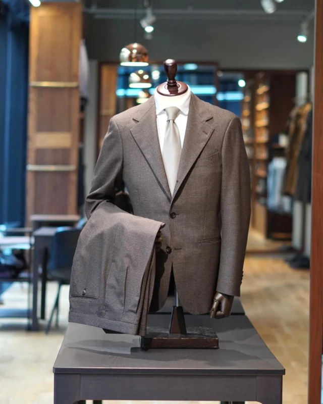 ZERBINO...

【Fabric】
TALLIA DI DELFINO 
-MONUMENT ENGLISH HERITAGE-

W100%

47-4256

【Order Suit】
Custom Line ¥83,000-（91,300）
Luxury Line ¥144,000-（158,400） 

#madetomeasure#zerbino#suits#ordersuit#ordershirt#スーツ#スーツスタイル#オーダースーツ#オーダーシャツ#イージーオーダー#オーダーシューズ#オーダーコート#背広#talliadidelfino#delfino