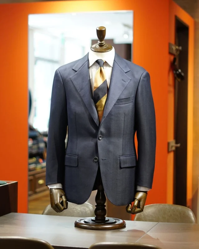 ZERBINO...

〈fabric〉
・GUABELLO
・W100%

品番：47-4391

〈suit price〉
・Custom Line　￥103,000＋tax（￥113,300）
・Luxury Line　￥164,000＋tax（￥180,400）

#madetomeasure#zerbino#suits#ordersuit#ordershirt#スーツ#スーツスタイル#オーダーシャツ#イージーオーダー#オーダーシューズ#オーダーコート#ゼルビーノ#背広