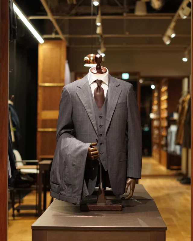 ZERBINO...

【Fabric】
DORMEUIL

77-313

W100%

【OrderSuit】
Custom Line ¥83,000-(91,300)
Luxury Line ¥144,000-(158,400)

#madetomeasure#zerbino#suits#ordersuit#ordershirt#スーツ#スーツスタイル#オーダースーツ#オーダーシャツ#イージーオーダー#オーダーシューズ#オーダーコート#ゼルビーノ#背広#dormeuil