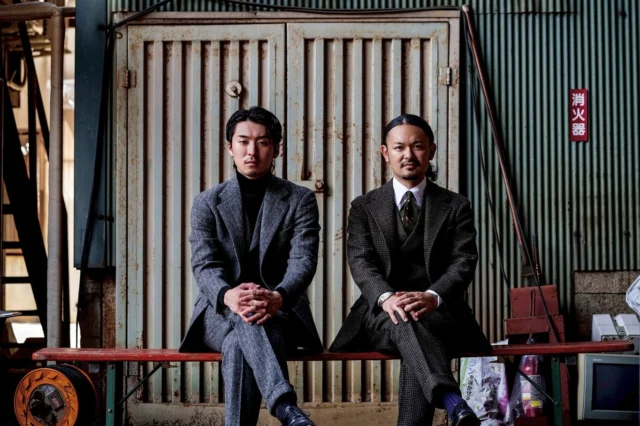 ZERBINO…

2025 Autumn & Winter Start!!!

カントリースタイルとは、つまり田舎の装い。
都市部における英国紳士とは異なり、自然豊かな地方に相応しい、景観に馴染む伝統的な装いを指す。
そしてツイードは、秋冬のカントリースタイルにはなくてはならないウェアの筆頭。

ツイードジャケットを着て、小道を散策する。今回のコンセプトは、そんな粋で野暮ったさのあるもの。

#madetomeasure#zerbino#suits#ordersuit#ordershirt#スーツ#スーツスタイル#オーダースーツ#オーダーシャツ#イージーオーダー#オーダーシューズ#オーダーコート#ゼルビーノ#背広#トレンチコート