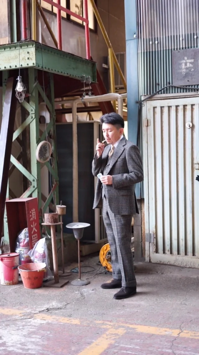ZERBINO…

2025 Autumn & Winter Collection

今回のコンセプトは、クラシックなカントリースタイル。
コレクションには全て「Harris Tweed」の生地が採用されている。

ハリスツイードは、重厚で素朴な風合いが魅力。
低速織機で織り上げる独特のゴワつきは、ノスタルジックな雰囲気を醸し出す。
​着込むほどに馴染み、味わいが増していく耐久性の高さも特徴である。
身に纏う程に、あなただけの特別な一着へと変容していく。

#madetomeasure#zerbino#suits#ordersuit#ordershirt#スーツ#スーツスタイル#オーダースーツ#オーダーシャツ#イージーオーダー#オーダーシューズ#オーダーコート#ゼルビーノ#背広#トレンチコート