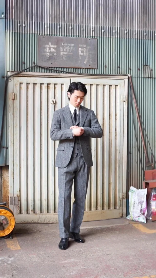 ZERBINO…

2025 Autumn & Winter Collection

今回のコンセプトは、クラシックなカントリースタイル。
コレクションには全て「Harris Tweed」の生地が採用されている。

ハリスツイードは、重厚で素朴な風合いが魅力。
低速織機で織り上げる独特のゴワつきは、ノスタルジックな雰囲気を醸し出す。
​着込むほどに馴染み、味わいが増していく耐久性の高さも特徴である。
身に纏う程に、あなただけの特別な一着へと変容していく。

#madetomeasure#zerbino#suits#ordersuit#ordershirt#スーツ#スーツスタイル#オーダースーツ#オーダーシャツ#イージーオーダー#オーダーシューズ#オーダーコート#ゼルビーノ#背広#トレンチコート