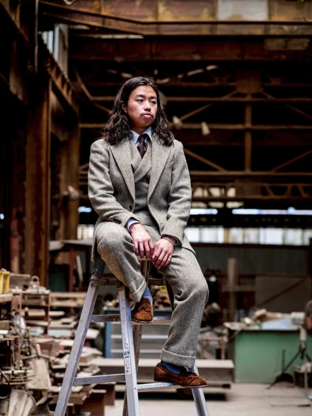 ZERBINO…

2025 Autumn & Winter Collection

カントリースタイルとは、つまり田舎の装い。
都市部における英国紳士とは異なり、自然豊かな地方に相応しい、景観に馴染む伝統的な装いを指す。
そしてツイードは、秋冬のカントリースタイルにはなくてはならないウェアの筆頭。

ツイードジャケットを着て、小道を散策する。今回のコンセプトは、そんな粋で野暮ったさのあるもの。

#madetomeasure#zerbino#suits#ordersuit#ordershirt#スーツ#スーツスタイル#オーダースーツ#オーダーシャツ#イージーオーダー#オーダーシューズ#オーダーコート#ゼルビーノ#背広#トレンチコート