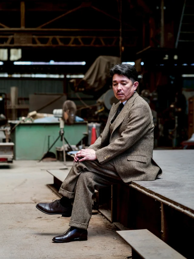 ZERBINO...

-HARRIS TWEED-

スコットランドの風土が育んだ、ハリスツイード。
一枚一枚、職人の手で織られた生地が、あなたの佇まいに深みを与える。

冬の街に似合うのは、流行ではなく“品格”。

伝統を纏う。品格をまとう。
ハリスツイードは揺るがない。

No.47-4319

W100

【Order Suit】

Custom Line : ¥91,300in tax
Luxury Line : ¥158,400in tax

#madetomeasure#zerbino#suits#ordersuit#ordershirt#スーツ#スーツスタイル#オーダースーツ#オーダーシャツ#イージーオーダー#オーダーシューズ#オーダーコート#ゼルビーノ#背広