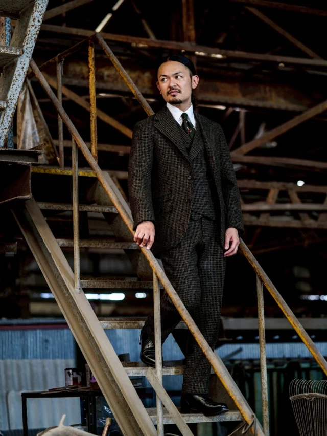 ZERBINO...

-HARRIS TWEED-

トレンドは流れ去っても、良いものは残り続ける。
100年以上前から変わらぬ製法で織られた、ハリスツイード。
その温かみと重厚感は、時代を超えて愛される理由そのもの。

ハリスツイード、それは時を超える装い。
今季、歴史とともに歩く一着を。

No.47-4320

W100

【Order Suit】

Custom Line : ¥91,300in tax
Luxury Line : ¥158,400in tax

#madetomeasure#zerbino#suits#ordersuit#ordershirt#スーツ#スーツスタイル#オーダースーツ#オーダーシャツ#イージーオーダー#オーダーシューズ#オーダーコート#ゼルビーノ#背広
