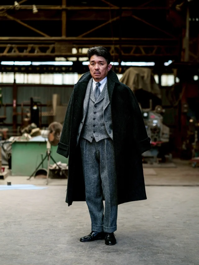 ZERBINO...

-Single Raglan Coat-

そこには静謐な美しさがあった。
ショルダーの落ちたラグランスリープは、エフォートレスな空気を纏う。
大きくゆとりをもったサイズ設定だが
切り返しのある2枚袖で構築的かつ立体感のある見た目に。
主張せず静かにむコート。
気軽に日織り、外へ出る。

¥102,300 in tax ~

#madetomeasure#zerbino#suits#ordersuit#ordershirt#スーツ#スーツスタイル#オーダースーツ#オーダーシャツ#イージーオーダー#オーダーシューズ#オーダーコート#ゼルビーノ#背広