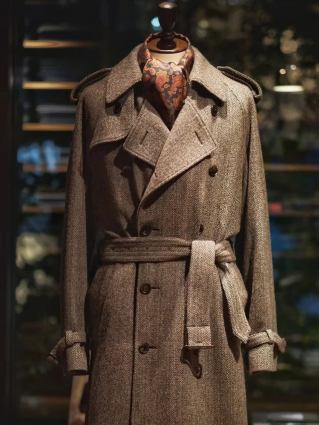 ZERBINO...

テーマチェンジ。

ZERBINOから、新たなご提案。
シルク&ウールストール。

イタリア製のシルクと、
ウールのリバーシブル仕様。
首元をエレガントに彩りながらも、 
暖かさを感じさせる。

スタッフがビンテージショップで見つけたモノからインスパイアを得ています。

メンズ市場ではあまり見られないデザイン。
今年はテーマを変えていきましょう。

silk&wool stole
¥19,800(tax incl)

#madetomeasure#zerbino#suits#ordersuit#ordershirt#スーツ#スーツスタイル#オーダースーツ#オーダーシャツ#イージーオーダー#オーダーシューズ#オーダー#ゼルビーノ#シルクストール#ストール#スカーフ#マフラー#zerbino