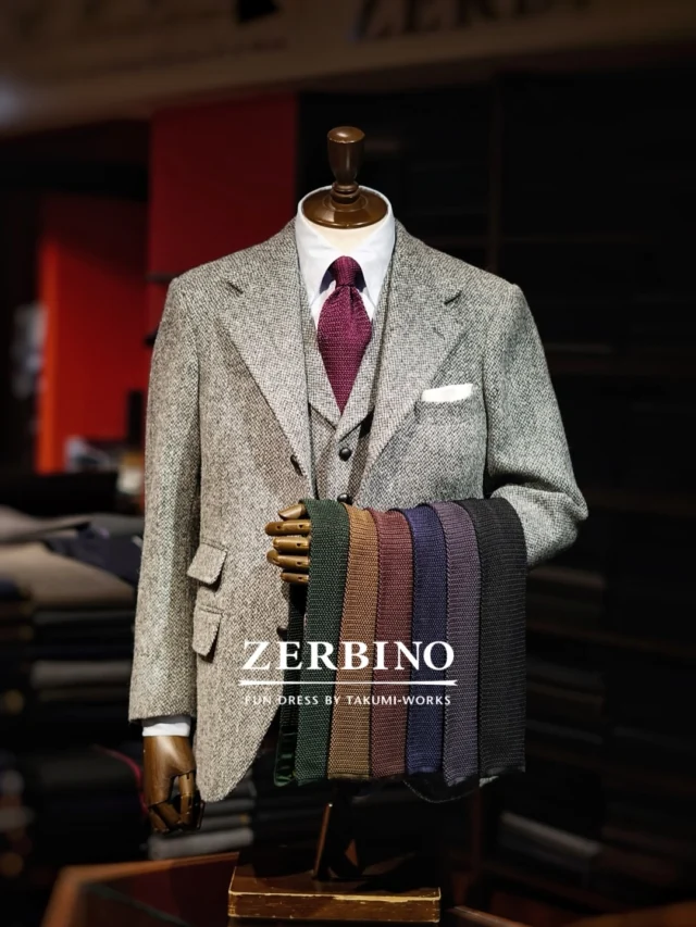 ZERBINO...
⁡
シルクが描く柔らかな陰影。
太めに編み上げたニットタイは、どこか無骨でありながら、Vゾーンに確かな存在感を宿す。

フォーマルとカジュアル、その境界を軽やかに越えていくZERBINOのオリジナルアイテム。
余裕と洗練を両立した一本

「トレンド」ではなく「姿勢」で魅せる。
大人の装いにふさわしい一本を、ぜひ店頭でお確かめください。⁡
⁡
#madetomeasure#zerbino#suits#ordersuit#ordershirt#スーツ#スーツスタイル#オーダースーツ#オーダーシャツ#イージーオーダー#オーダーシューズ#オーダーコート#ゼルビーノ#背広