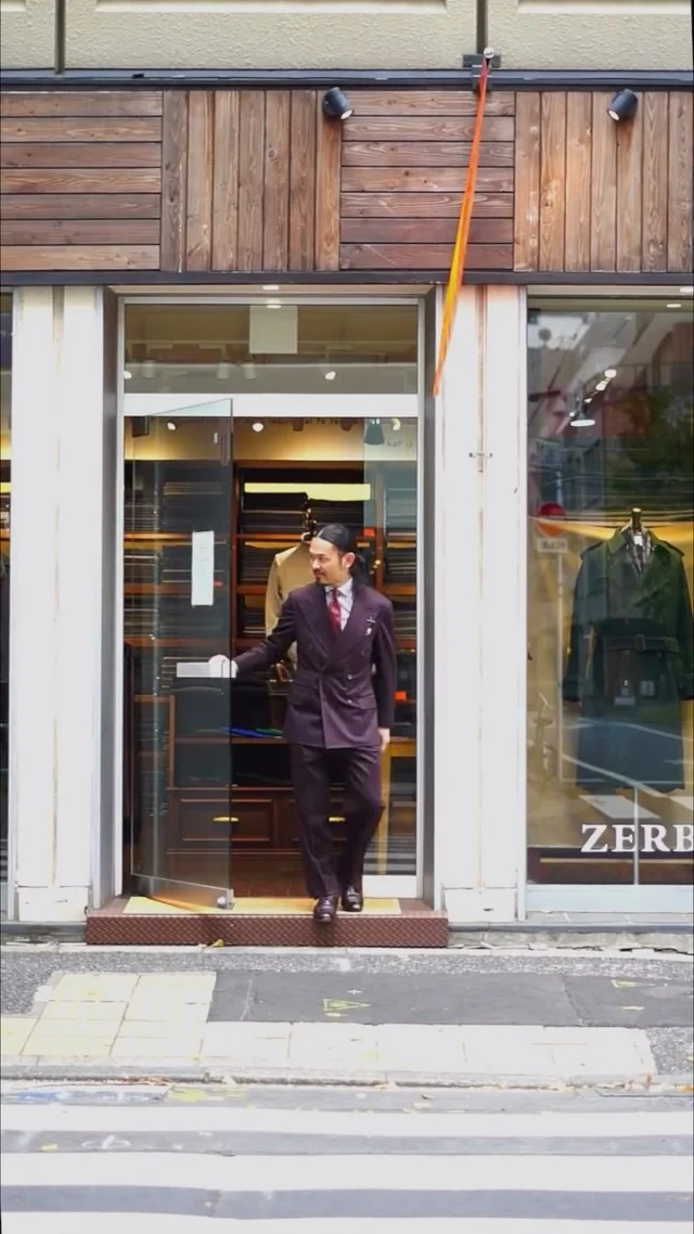 ZERBINO...
⁡
首元に一本のタイを結ぶだけで、装いは驚くほど変わる。

スーツの構築的なシルエットに、しなやかなシルクが流れるような表情を与える。
それは単なる“ビジネスウェア”ではなく、“美意識を纏う行為”へと変わる瞬間。

ZERBINOのオリジナルネクタイは、選び抜かれたシルクをふんだんに使用し、ハンドメイドで立体的に仕立てている。
わずかな結び目のニュアンスまで、美しく映えるよう設計された一本。

クラシックを基調にしながら、モダンな感性を添えて。
毎朝のルーティンが、静かな高揚に変わる。
それが、ZERBINOが考える“タイドアップの愉しみ”⁡
⁡
#madetomeasure#zerbino#suits#ordersuit#ordershirt#スーツ#スーツスタイル#オーダースーツ#オーダーシャツ#イージーオーダー#オーダーシューズ#オーダーコート#ゼルビーノ#背広