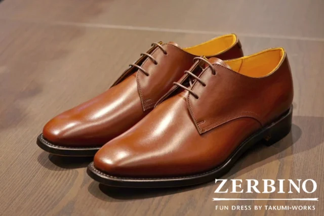 ZERBINO...

V-FRONT
3-eyelet
(スリーアイレット)

敢えてシャープさを求めすぎない、
朴訥な佇まい。

力の抜けた雰囲気は、
スタイリングを日常のものにする。
いい素材と、いい手仕事がなければ、
エレガンスは生まれない。

#madetomeasure#zerbino#suits#ordersuit#ordershirt#スーツ#スーツスタイル#オーダースーツ#オーダーシャツ#イージーオーダー#オーダーシューズ#オーダー#宮城興業#和創良靴#miyagikogyo#vfront