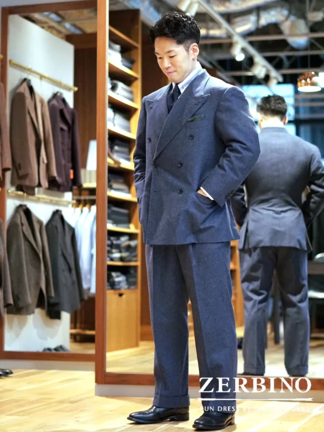 ZERBINO...

モノトーンのTokyoに、
冷たくも柔らかい、
ブルーグレーのフランネルを色付ける。

Carlo Barbera(カルロ・バルベラ)
が生み出した、かつての名作、
クリームフランネル。

その柔らかさから、
まるでクリームパフ(シュークリーム)
のようだと、イタリアでは評されていました。

もう、欲しくても、
新しく生産されることはありません。
ZERBINOでは良き時代のバルベラの生地が何点かございます。
気になる方は是非店舗へお越しください。

thank you for Mr.H

#madetomeasure#zerbino#suits#ordersuit#ordershirt#スーツ#スーツスタイル#オーダースーツ#オーダーシャツ#イージーオーダー#オーダーシューズ#オーダー#カルロ・バルベラ#バルベラ#フランネルスーう#ブルーグレー