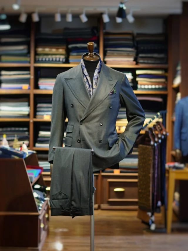 ⁡ZERBINO...
⁡
シルクの繊細な光沢が、ウールの温かみある質感と穏やかに溶け合う。
袖を通した瞬間に感じる柔らかさ、動くたびに浮かび上がる控えめな艶。
そのすべてが、装いに静かなエレガンスを宿してくれる。

派手さではなく“上質さ”で魅せるスーツは、心地よい自信と自然体の美しさを引き出す存在。
気負わず、軽やかに、それでいて印象深く。

そして、ウールシルクが生み出す柔らかな光の揺らぎは、
強く主張しないのに、ふとした仕草の中でそっと色気を漂わせる。
上質な素材が持つ静かな余裕と、控えめなラグジュアリー。
特別な演出はいらない──

素材そのものの品格が、佇まいに確かな洗練をもたらしてくれる一着。
⁡
No.94-3299
⁡
Luigi Botto -Dynamic Silk-
⁡
#madetomeasure#zerbino#suits#ordersuit#ordershirt#スーツ#スーツスタイル#オーダースーツ#オーダーシャツ#イージーオーダー#オーダーシューズ#オーダーコート#ゼルビーノ#背広