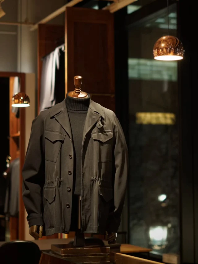 ZERBINO...

タクティカルだが、
上質に仕立てられたファティーグジャケット。

寂寥を含んだ都市のダイヤモンドの中を、
縫うように歩く。

SALE

サンプルNo. WW6688
生地品番：45-3588
着丈
76
裄丈：85.5

¥104,500(tax incl.)
↓
¥73,150(tax incl.)

#ゼルビーノ#ファティーグジャケット#オーダースーツ#スーツ