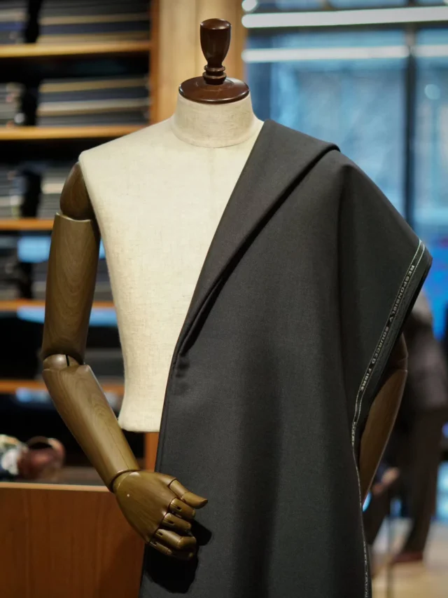 ZERBINO...

3本の糸を極限まで撚り上げた、
William Halstead (ウィリアムハルステッド)
の名作3PLYモヘア。

これらの服地は鉄壁のような剛健さを宿す。
全く伸縮のない生地特性によって、
鎧のようなスーツに仕立てあがる。

肌に触れるのは、ドライで武骨な質感。 
表面はモヘア特有の、刃のような鋭い光沢を放つ。

CL￥82,500(tax incl.)
LL￥147,400(tax incl.)

①チャコールグレー　No.65-3908
②やや青みのあるC・グレー　No.65-3907
③ライトグレー　No.65-3906

​#ZERBINO #ゼルビーノ #WilliamHalstead #ウィリアムハルステッド #モヘア