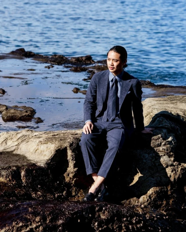 ZERBINO...
⁡
軽さを、仕立てる。

2026 Spring & Summer
Seersucker Suit

凹凸のあるシアサッカー生地が生む、
肌離れの良い清涼感。

その軽快な素材を、
本格テーラリングで構築する。

ラフに見えて、輪郭は端正。
カジュアルでいて、佇まいはドレッシー。

素材の抜け感と、
仕立ての緊張感。

そのコントラストこそ、
ZERBINOが提案する春夏の一着。⁡
⁡
#madetomeasure#zerbino#suits#ordersuit #シアサッカー