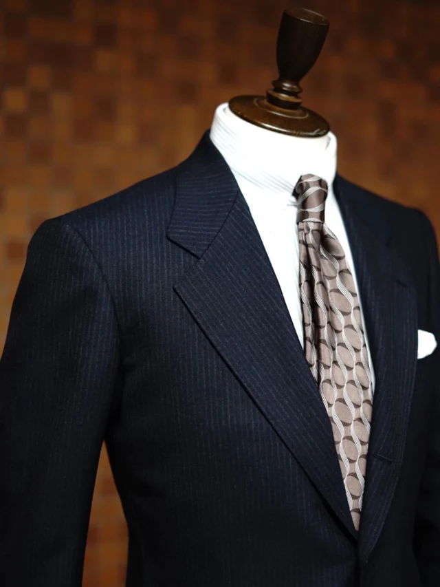 ZERBINO...

Fox Brothers
-fox city-

静かな縦線。 確かなハリが、立体を崩さない。

軽やかな春夏生地でありながら、 胸元は明確に構築される。

装飾に頼らず、線と陰影で魅せる。
⁡⁡
⁡
#madetomeasure#zerbino#fox brothers