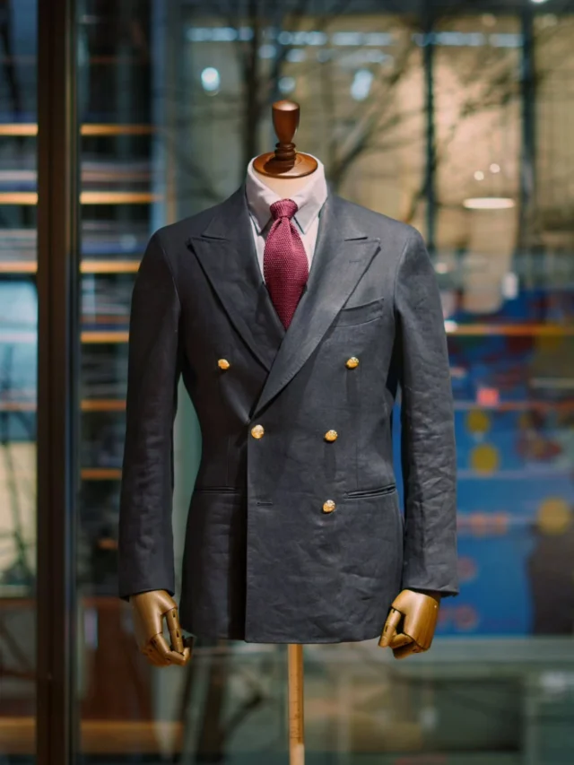 ZERBINO...

​潮騒に、金ボタンが小さく光る。
ネイビーのリネンは、
着る人よりもずっと、多くを語る。

生地品番　55-814Z 国産リネン

JKT価格
CL　¥62,700(tax incl.)
LL　¥107,800(tax incl.)

#オーダースーツ#リネン#リネンスーツ#ネイビーブレザー