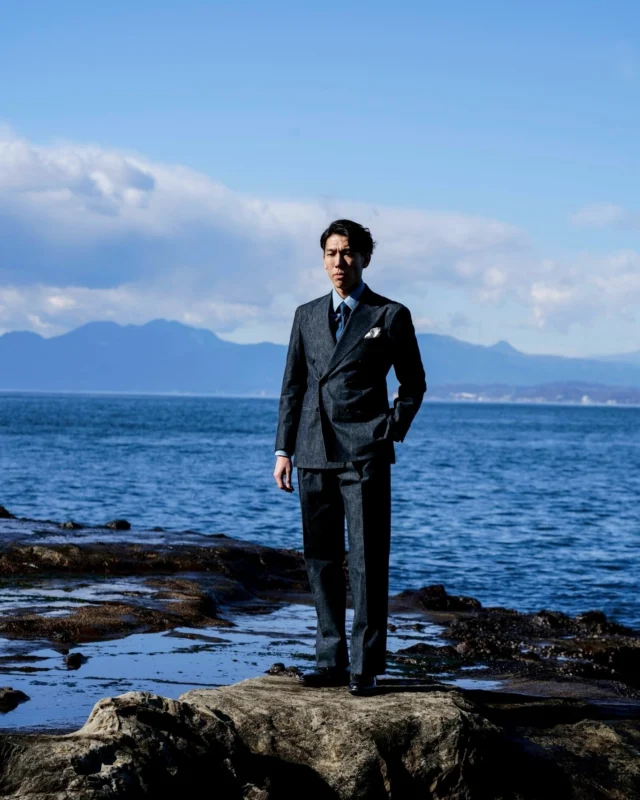 ZERBINO…

2026 Spring & Summer

デニムというカジュアルな素材を、
テーラリングの技術でラグジュアリーへ昇華する。

軽やかでありながら、どこか品格を纏う佇まい。
仕立ての美しさが際立つデニムスーツは、
日常のスタイルに静かな存在感をもたらします。

肩の力を抜きながらも、洗練された大人の一着。
今季、ZERBINOが提案する新しいエレガンス。

#zerbino #オーダースーツ #スーツ #スーツスタイル #デニムスーツ