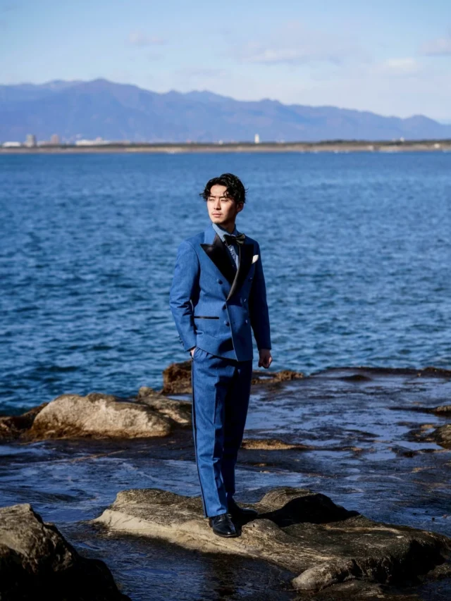 ZERBINO…

2026 Spring & Summer

デニムで仕立てる、タキシードという選択。

本来は格式を重んじるフォーマルウェアに、
あえて日常的な素材を掛け合わせることで、新たな解釈を加えた。

カジュアルとエレガンスが交差する、
肩の力を抜いた“今”のフォーマル。

特別な日にも、自分らしさを。

#zerbino #オーダースーツ #スーツ #スーツスタイル #デニムスーツ