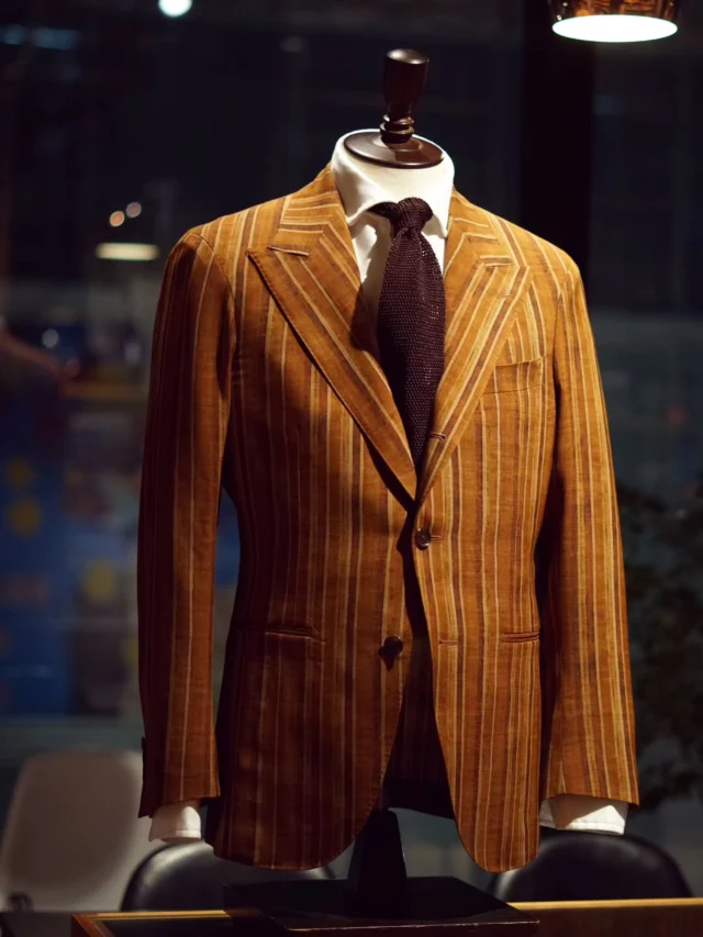 ZERBINO...

毛織に載った「絵」。

それは、灼けた土の色、
それは、サンセットの水平線。

プリントで表現された美しい色は、
深く、沈みゆく。

No.65-3905

#CANONICO#カノニコ#ジャケット#オーダージャケット